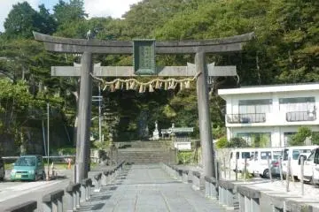 <p>Another torii gate at the other entrance to the shrine.</p>