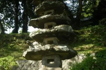 <p>I thought this was rather interesting. Those huge flat boulders are doing a good job balancing their burden.</p>