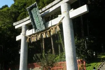 <p>The stone torii gate at the main entrance to the shrine.</p>