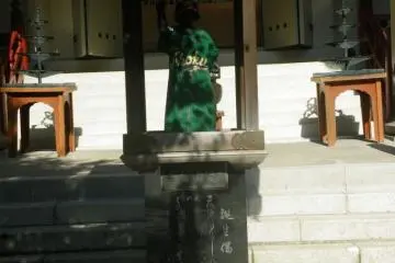 <p>The temple near the pagoda had this statue in front. The statue was clad in a Rakuten Eagles jersey.</p>