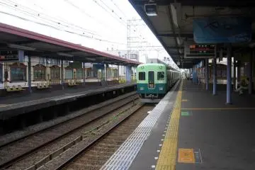 Keihan train pulling into Hirakakoen-koen Station (Photo: <a href="http://www.tadaimatte.com" target="_blank" rel="noreferrer noopener nofollow">Tadaimatte</a>)