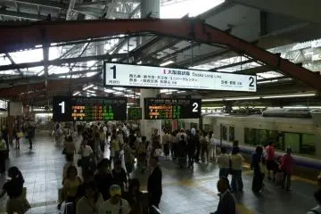 Osaka Loop Line platform (Photo: Japan Tourist Osaka)