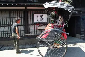<p>Il n'est pas rare de croiser un pousse-pousse dans la ville</p>