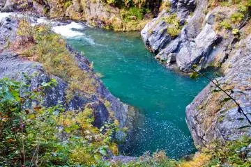 <p>Along this riverbank you can get up close and personal with many crags, boulders and of course, the Tama River</p>