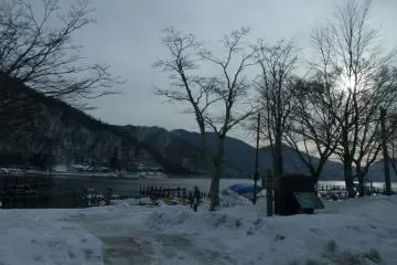 <p>Trekking around the lake &nbsp;</p>