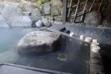 <p>L&rsquo;eau est extr&ecirc;mement chaude, donc n&rsquo;oubliez pas de la ti&eacute;dir avant d&rsquo;entrer en la remuant</p>