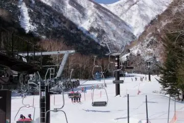 <p>Carving up the slopes in Yumoto Onsen</p>
