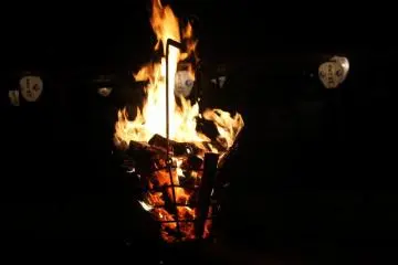 The bonfire that attracts the fish