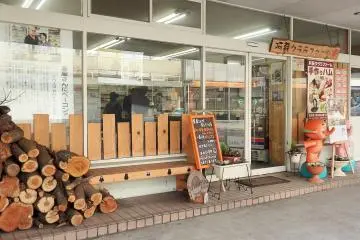 <p>The friendly, cowboy hat-wearing pharmacist in town sells his own homemade sausage and bacon alongside aspirin here.</p>