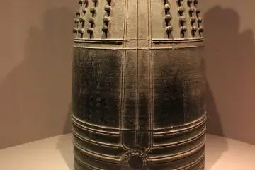 카랴쿠의 본쇼. 가마쿠라시대 (1327)의 작. 중요문화재. 에도시대에 카에이의 본쇼가 주조 될때까지 500년간, 대본쇼로서의 역할을 계속했다