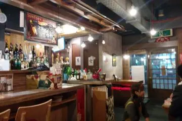 <p>Counter and table seating are available in the cozy but not crowded setting</p>
