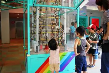 Ball coaster utilizing the law of kinetic energy (Photo: <a href="http://www.kagakukan.urawa.saitama.jp/main.html" target="_blank" rel="noreferrer noopener nofollow">さいたま市青少年宇宙科学館</a>)