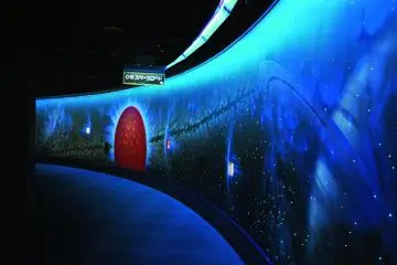 Space load illuminated by black light (Photo: <a href="http://www.kagakukan.urawa.saitama.jp/main.html" target="_blank" rel="noreferrer noopener nofollow">さいたま市青少年宇宙科学館</a>)