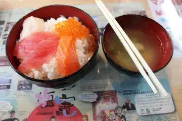Fresh seafood on rice, with miso soup