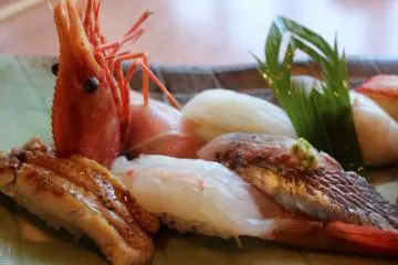 <p>Set menu dengan udang manis, katsuo, dan belut panggang yang ditunjukkan</p>

