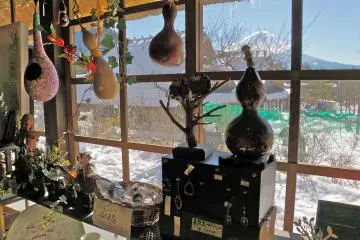 <p>A wonderful view of Mt. Fuji while shopping inside the pottery house</p>