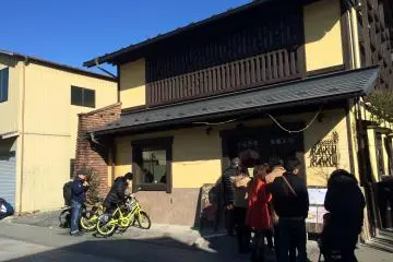 Raku Raku (楽楽） is a bakery boasting handmade yeast made with local flour. The shop from the outside looks unique.