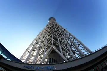 <p>Very close-up photo of the Skytree tower seen from near the entrance of the mall and looking straight up.&nbsp;</p>