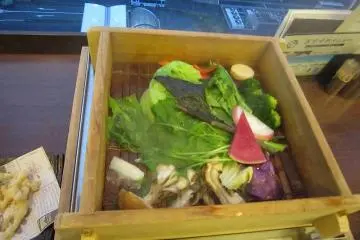 <p>Kyoto-grown&nbsp;vegetable platter still steaming on the table in its bamboo steamer (mushiki)&nbsp;</p>