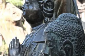 รูปปั้นตรงประตูทางเข้า