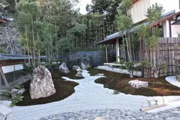 ภายในวัดมีสวนทรายที่สวยงดงามอีกด้วย