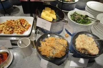 <p>Guarniciones estilo japon&eacute;s con r&aacute;bano japon&eacute;s rallado, huevos cocidos, espinacas con pez bonito, y okara (pulpa de soya)</p>