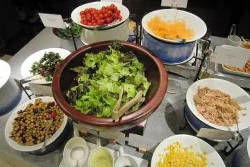 <p>La barra de ensaladas</p>