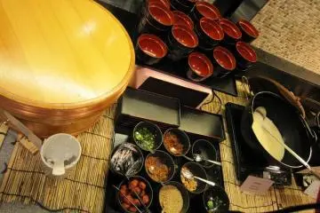 <p>La secci&oacute;n de sopas miso destacando dos tipos de miso, uno especial de Kioto y miso blanco</p>