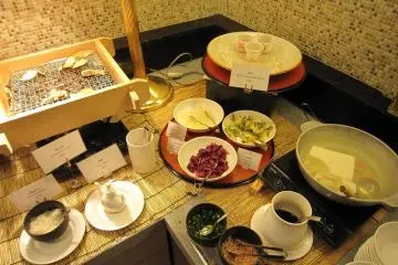 <p>M&aacute;s guarniciones japonesas incluyendo natto, pescado seco y tofu cocinado en caldo</p>