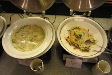 <p>Comida china y tradicional. El men&uacute; de hoy es carne de res a la parrilla y sopa wonton</p>