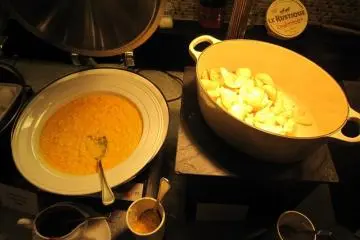 <p>Papas estilo alem&aacute;n y huevos revueltos</p>
