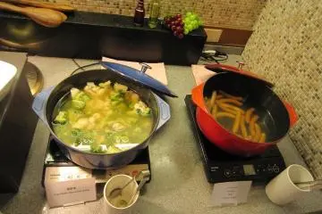 <p>Salchichas y vegetales cocidos</p>