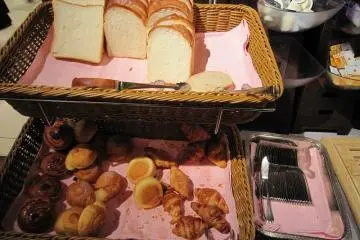 <p>La secci&oacute;n de pan destacando pan ingl&eacute;s y pan dan&eacute;s as&iacute; como croissants. Tambi&eacute;n puedes tostarlos.</p>