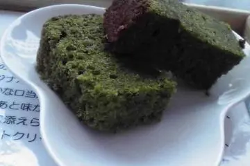 Moist macha cakes
