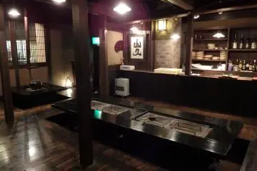 <p>แขกบางคนทานอาหารกันในห้องส่วนตัว แต่ส่วนใหญ่จะทานอาหารกันในห้องนี้</p>