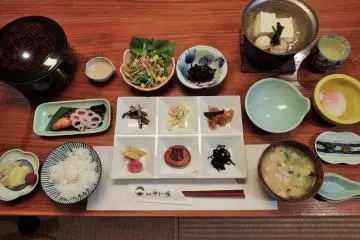 <p>อาหารเช้าเป็นอาหารท้องถิ่นซึ่งอร่อยมาก</p>