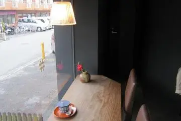 조명과 가구 모두 디자인의 강점이 보인다