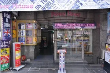 <p>Entrance to "Malins", Roppongi</p>