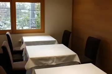 가게 안. 창가 쪽 탁자석