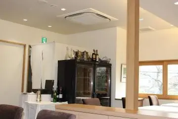 와인 셀러와 주방으로 이어지는 포렴