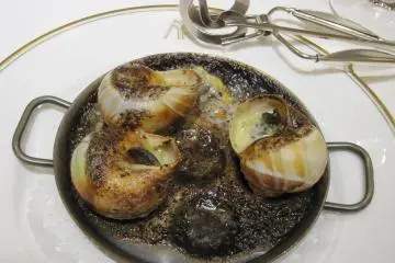 에스칼고불고뉴소스. 개성적인 메뉴를 점심에 넣는 점이 역시 다르다
