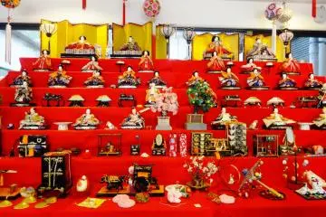 <p>Pameran besar boneka Hina di pintu masuk Vila Ohana</p>