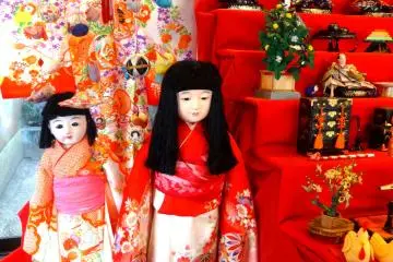 <p>Boneka di sini dengan segala ukuran</p>
