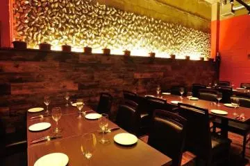 Part of the dining area. The back wall is made from oyster shells (Photo: Bistro Yamarai)