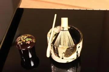 <p>茶碗、茶せん、茶杓、なつめ</p>