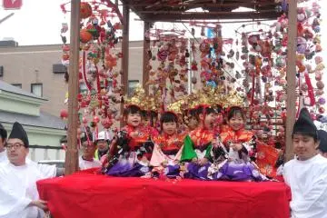 <p>The girls on the sagemon&nbsp;float</p>