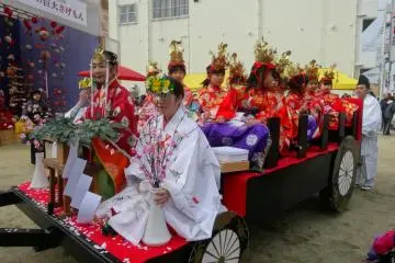 <p>The lead float of the parade</p>