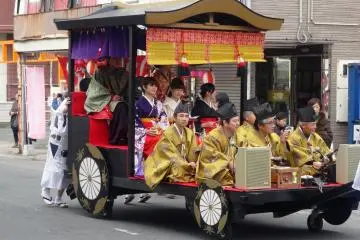 <p>The living Hina&nbsp;display is the middle of the three floats</p>