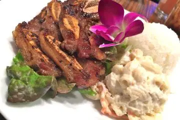 <p>Plate Lunch BBQ Short Ribs served with rice and macaroni salad, 1,143yen</p>
