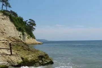 갑 옆에 있는 작은 바위